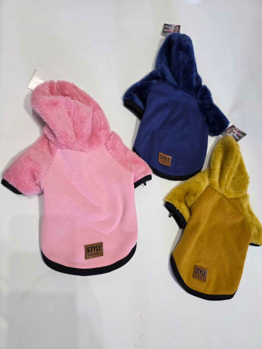 Ropa peluche con mangas y capucha talle 2
